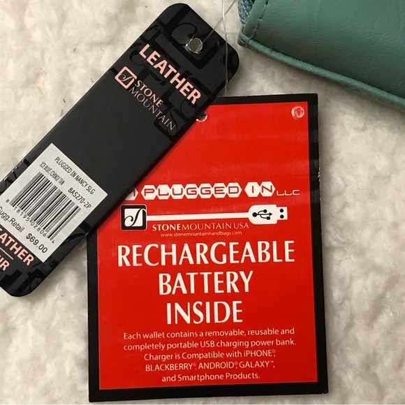 New Stone Mountain Leather Wristlet Wallet W/Rechargeable Phone Battery - Picture 2 of 14